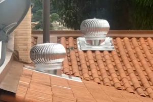 Exaustor eólico de telhado resfria a casa usando o vento e o calor que sobe, mas sumiu das construções