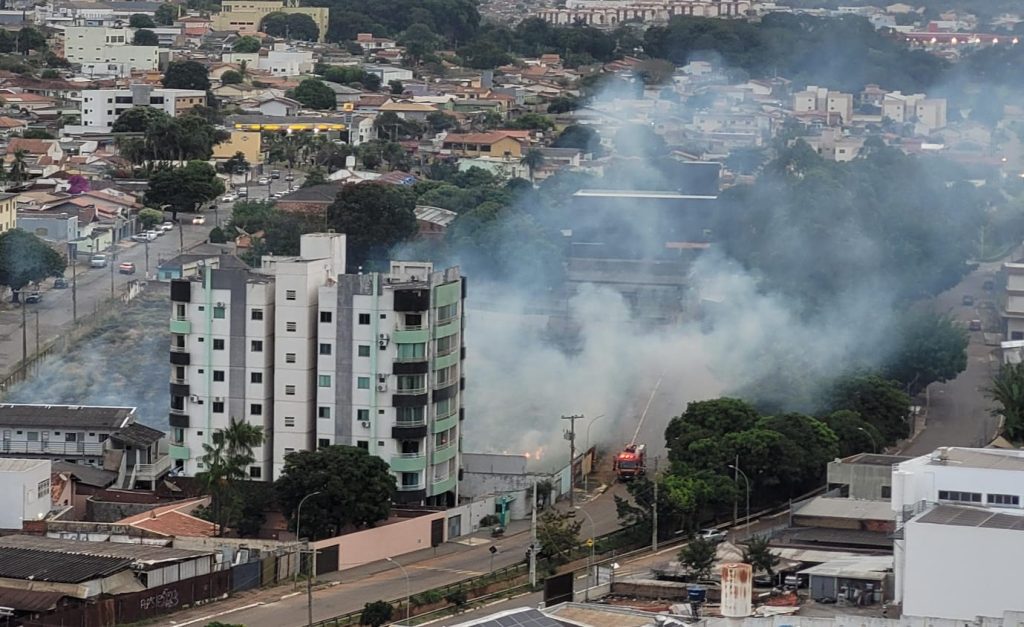 Incêndio se espalhou por lote baldio de Anápolis e assustou moradores.