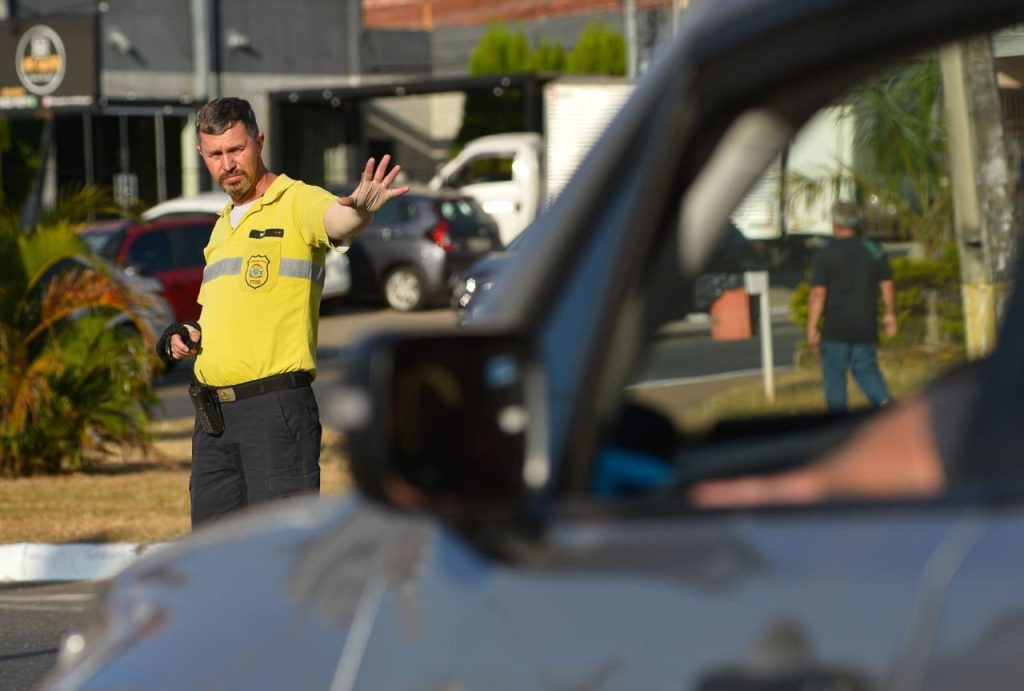 Câmara de Goiânia aprova projeto que autoriza agentes de trânsito a utilizarem arma de choque e spray de pimenta. Segue para sanção do prefeito