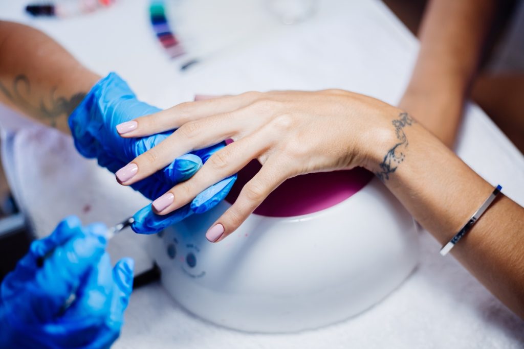 Quem faz unhas de gel deve adotar este cuidado simples para proteger a pele, segundo dermatologistas