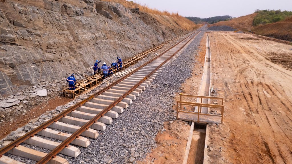 Pedreiro aparece para trabalhar em obra de ferrovia em Goiás com álcool no organismo e acaba demitido