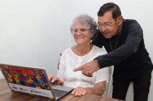 Aos 60 ou 70 anos, ainda dá para aprender coisas novas e professor explica o que mais atrapalha nessa fase da vida