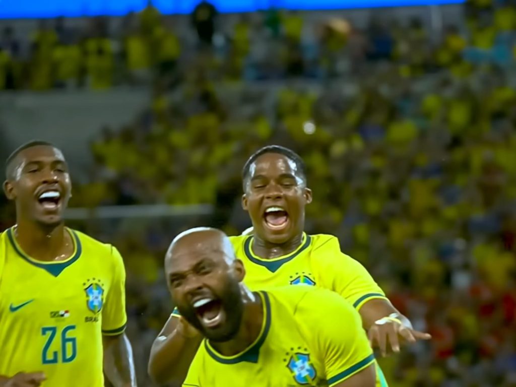 Seleção vê vaias virarem festa em noite de apoio de organizada profissional