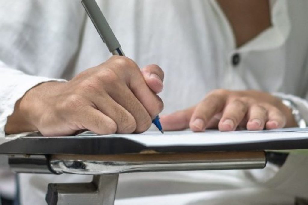 pessoa fazendo prova concurso público
