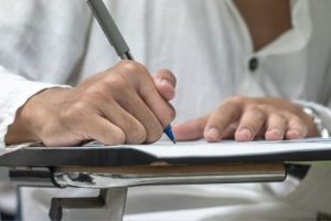 pessoa fazendo prova concurso público