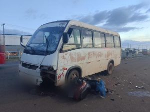 Motociclista morre após bater de frente com micro-ônibus em Anápolis