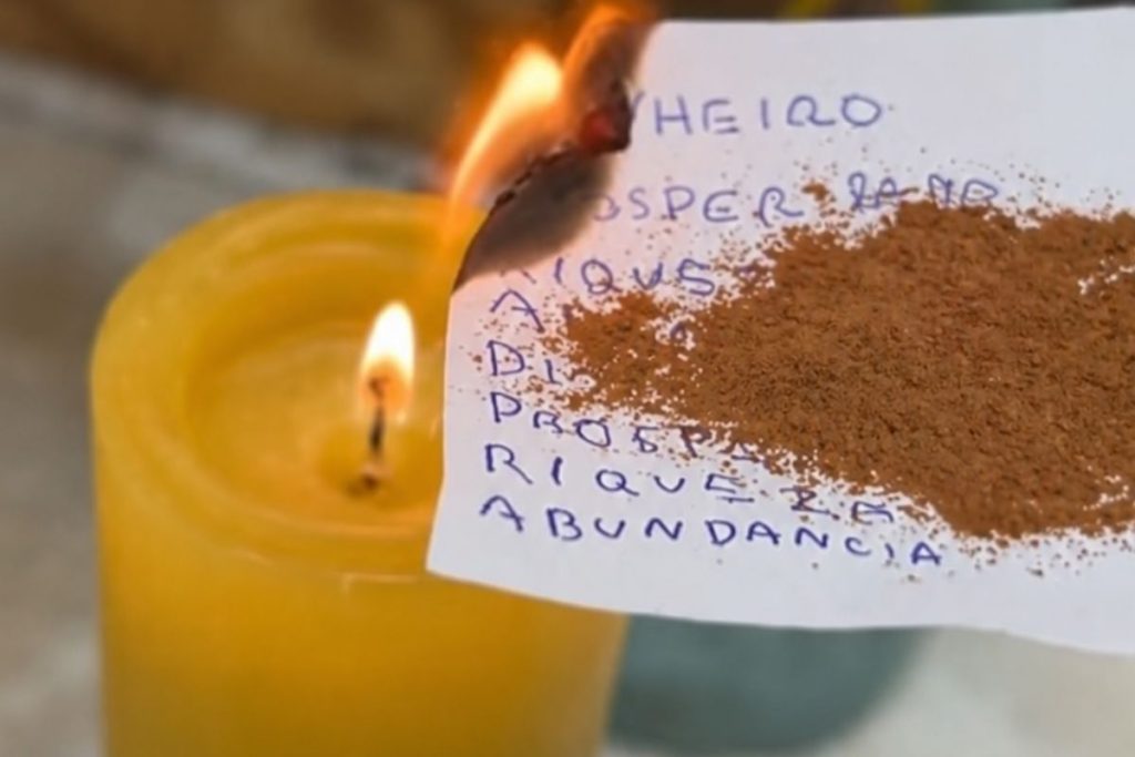 Queimar papel com canela