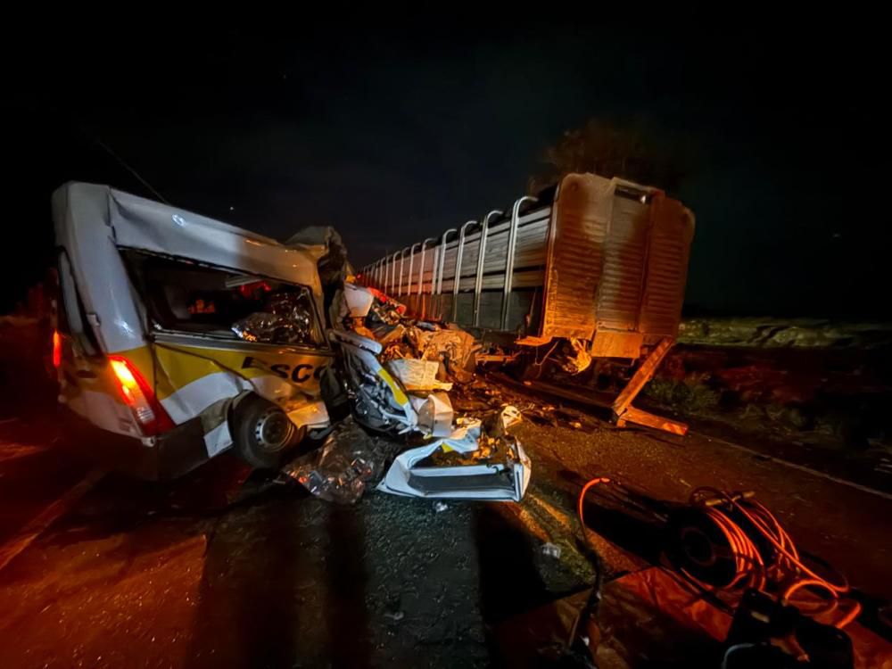 Acidente entre van escolar e caminhão provoca mortes de diversos estudantes em rodovia de Goiás