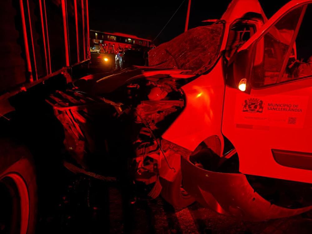 Acidente entre van escolar e caminhão provoca mortes de diversos estudantes em rodovia de Goiás