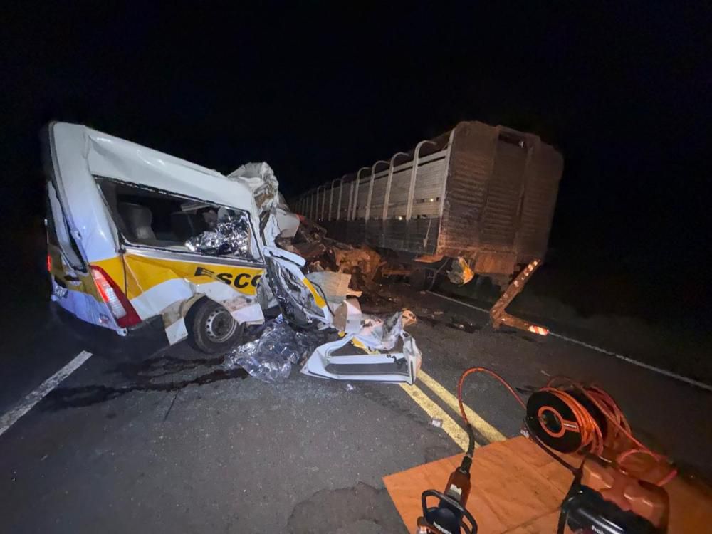Acidente entre van escolar e caminhão provoca mortes de diversos estudantes em rodovia de Goiás