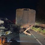 Acidente entre van escolar e caminhão provoca mortes de diversos estudantes em rodovia de Goiás