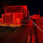 Acidente entre van escolar e caminhão provoca mortes de diversos estudantes em rodovia de Goiás