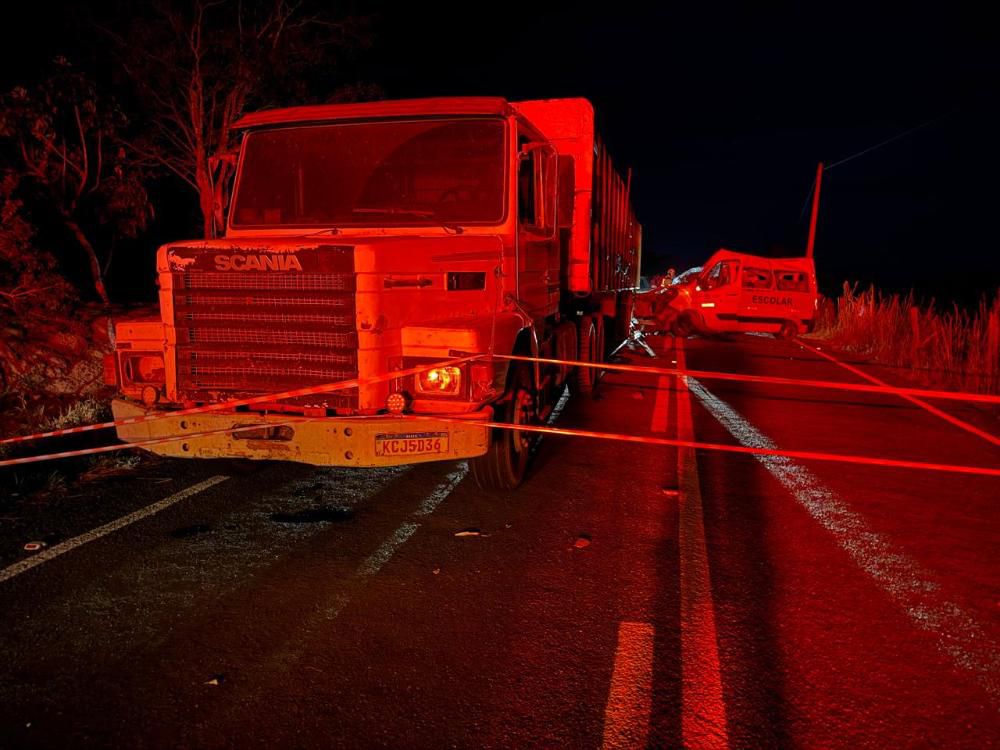 Acidente entre van escolar e caminhão provoca mortes de diversos estudantes em rodovia de Goiás