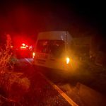 Acidente entre van escolar e caminhão provoca mortes de diversos estudantes em rodovia de Goiás