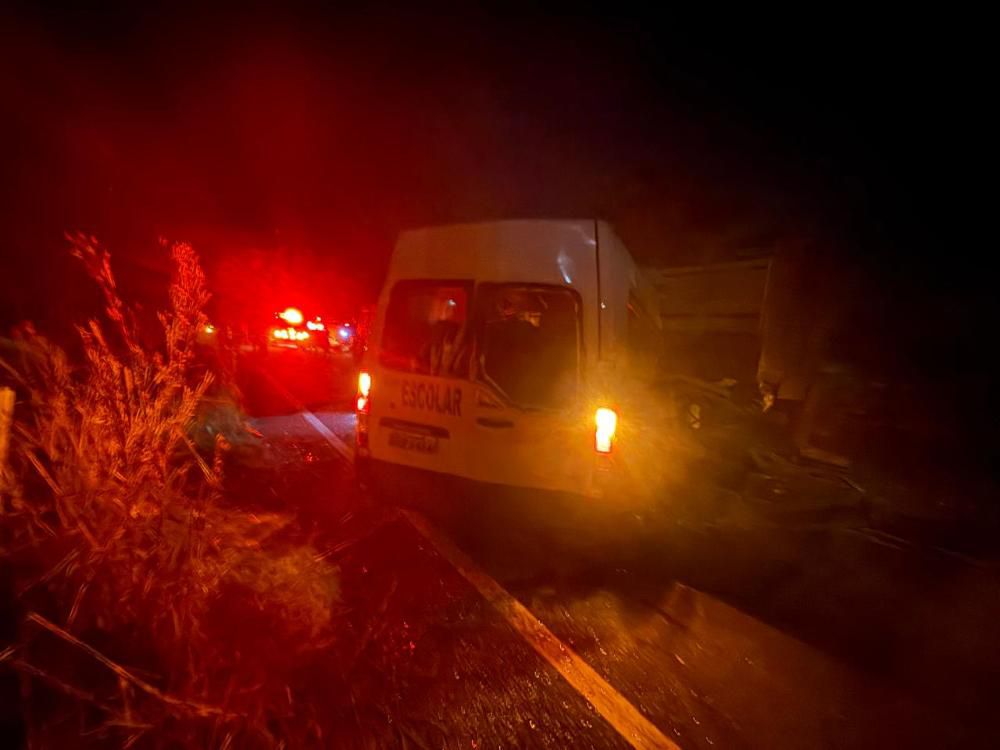 Acidente entre van escolar e caminhão provoca mortes de diversos estudantes em rodovia de Goiás