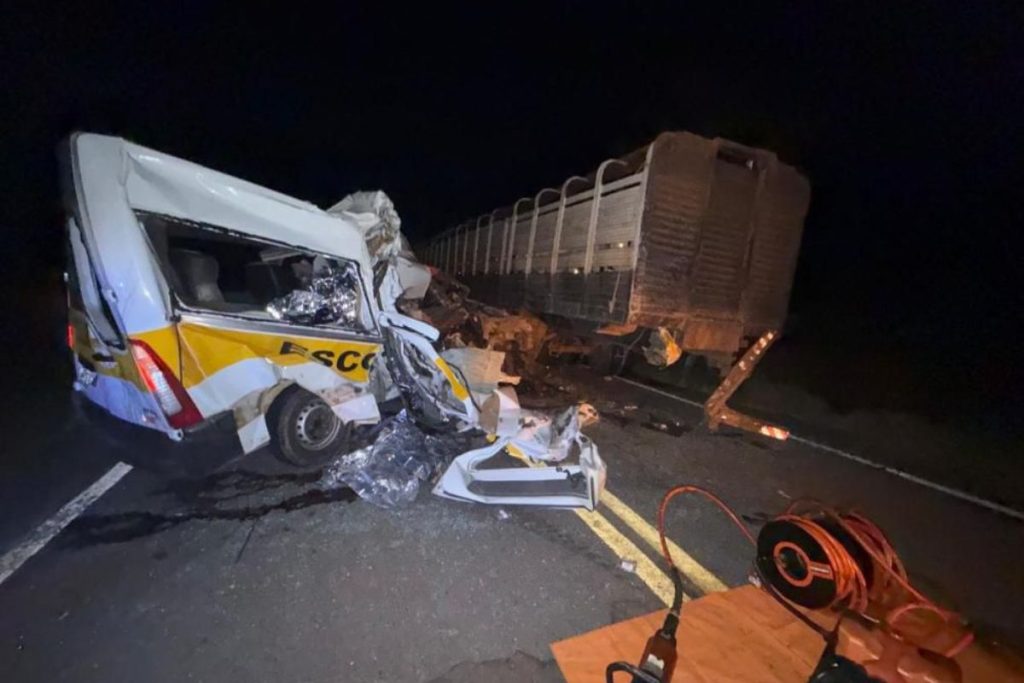 Acidente entre van escolar e caminhão provoca mortes de diversos estudantes em rodovia de Goiás
