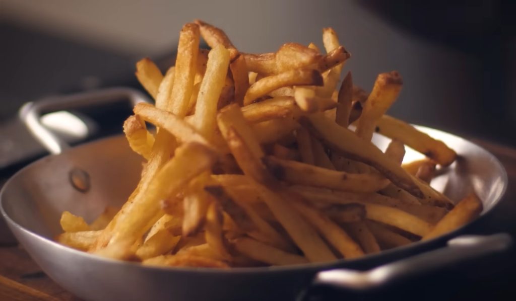 O truque dos restaurantes para fazer batata frita crocante por fora e macia por dentro está em um processo simples, mas que poucos fazem em casa