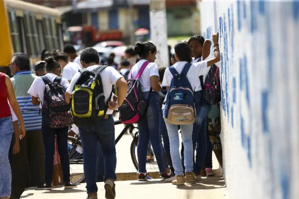 Estudantes podem ter aulas até janeiro de 2027 com mudança no calendário escolar