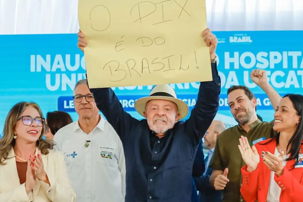 Lula associa tarifaço dos EUA a Flávio Bolsonaro e o chama de imbecil e traidor da pátria