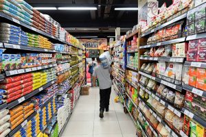 Aumento de salário para quem trabalha em supermercados passa a valer: veja os valores por função que entraram em vigor