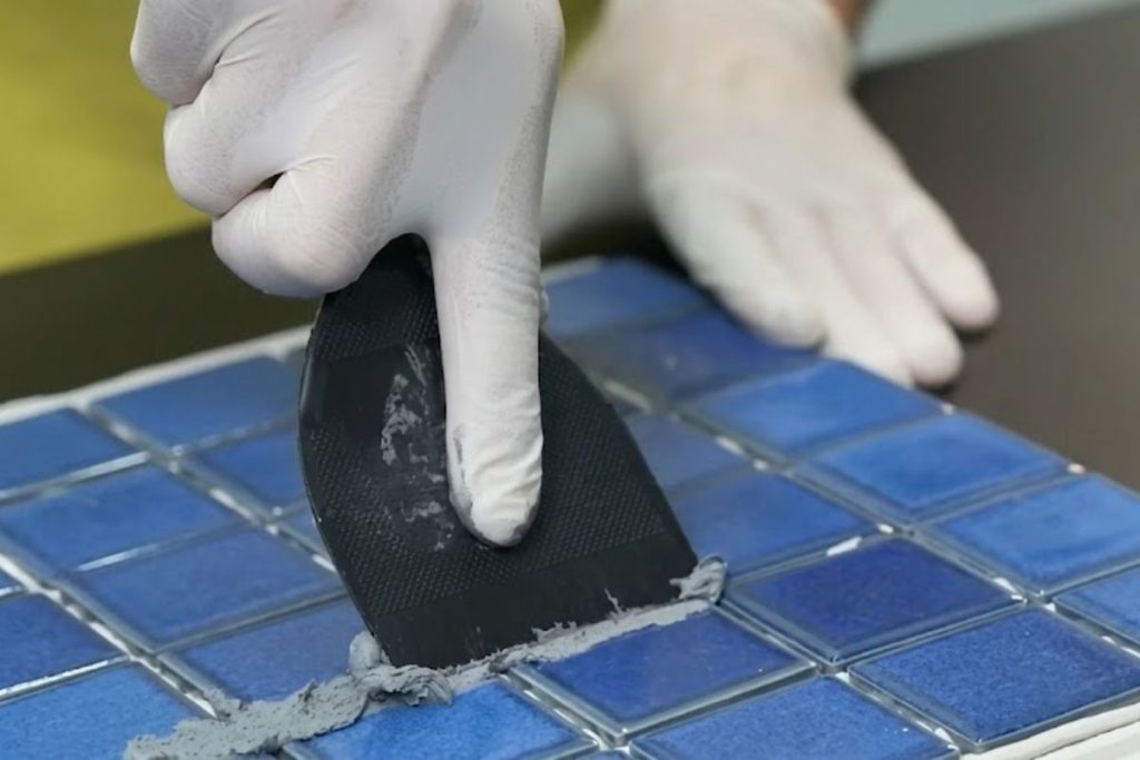 Material que absorve até 10 vezes menos água vem substituindo o rejunte tradicional em projetos modernos