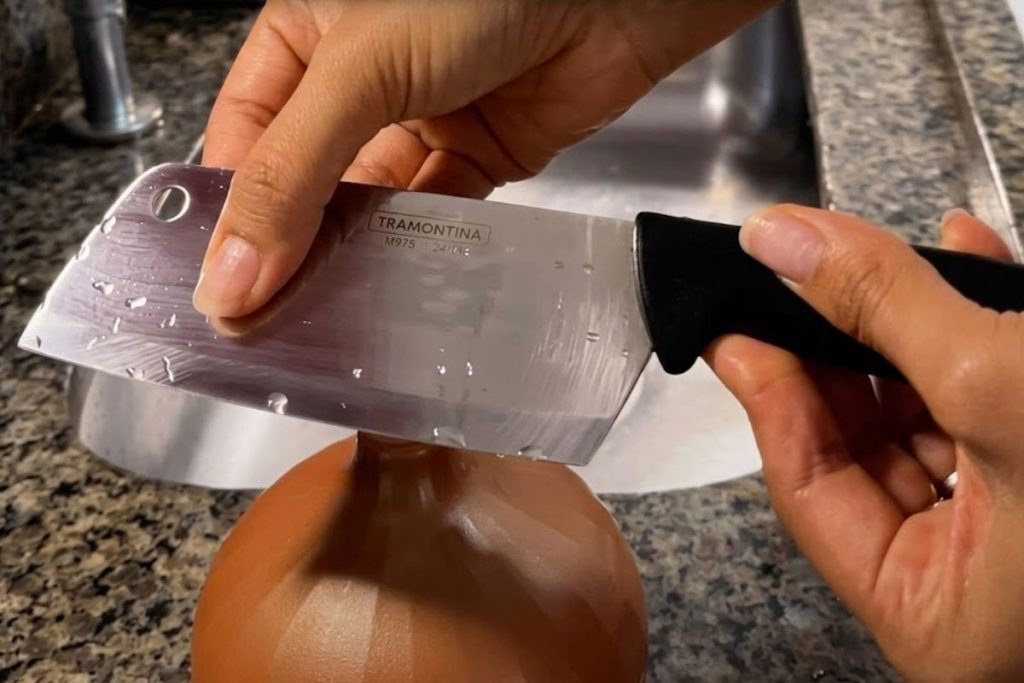 Cheiro de cebola e alho nas mãos pode desaparecer com a ajuda de uma superfície de inox