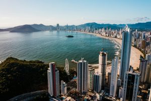 A cidade que deixou Balneário Camboriú para trás e assumiu o posto de metro quadrado mais caro do Brasil