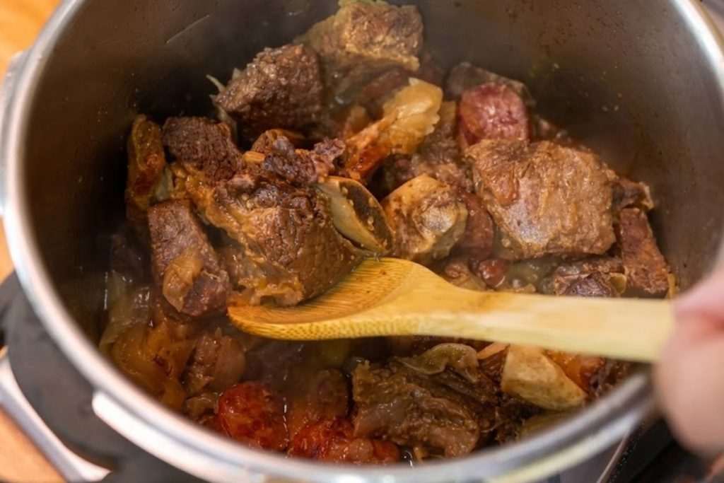 Chef revela método que deixa a costela desmanchando na panela de pressão sem adicionar água