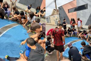 Alunos de colégio de Anápolis resgatam tradição e pintam rua para a Copa do Mundo