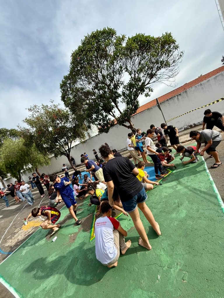 Alunos de colégio de Anápolis resgatam tradição e pintam rua para a Copa do Mundo
