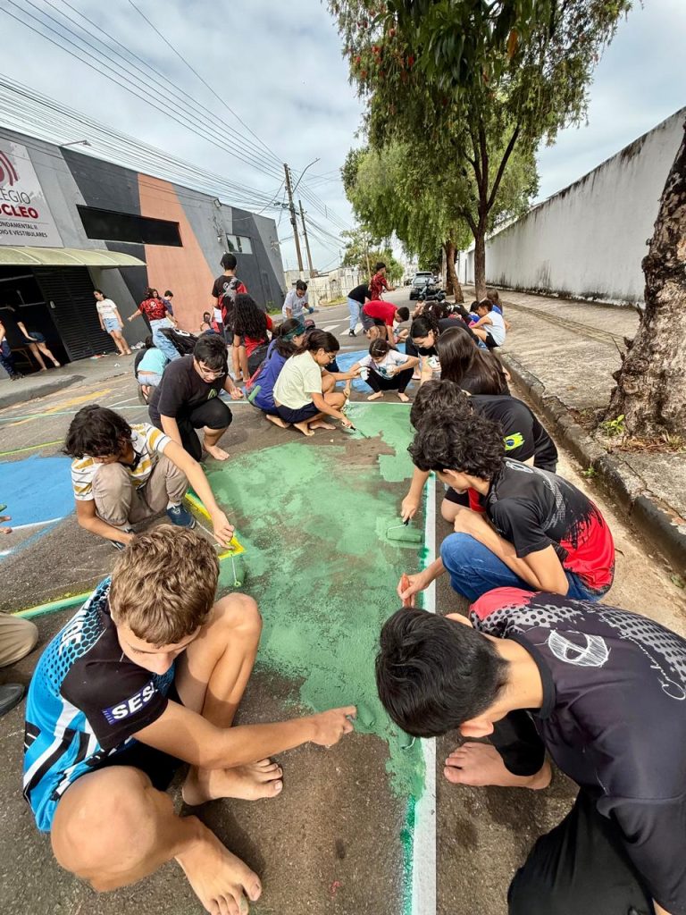 Alunos de colégio de Anápolis resgatam tradição e pintam rua para a Copa do Mundo
