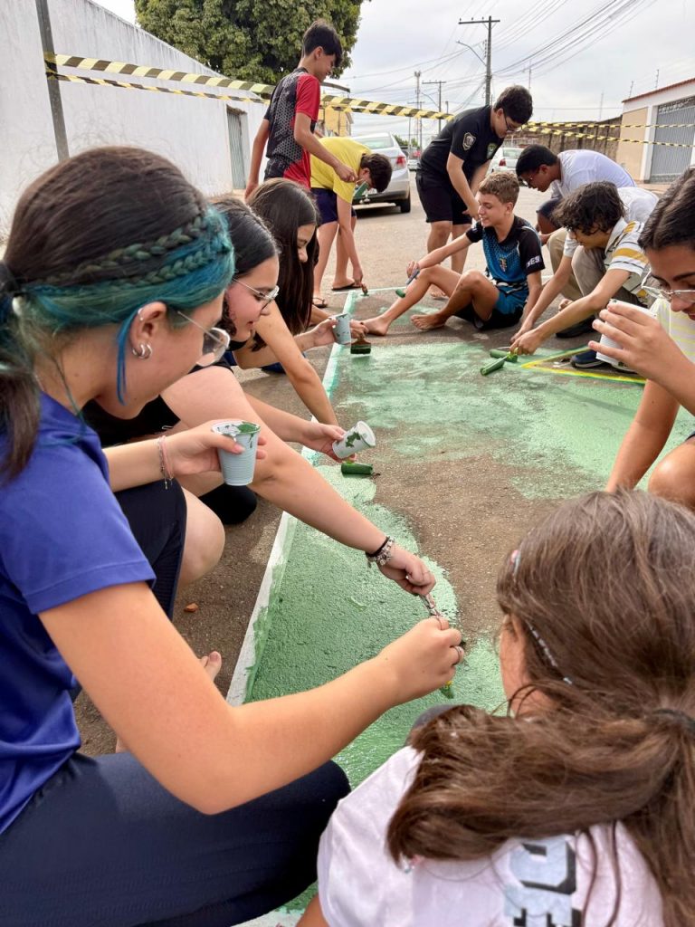 Alunos de colégio de Anápolis resgatam tradição e pintam rua para a Copa do Mundo
