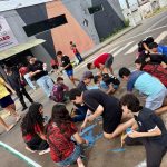 Alunos de colégio de Anápolis resgatam tradição e pintam rua para a Copa do Mundo
