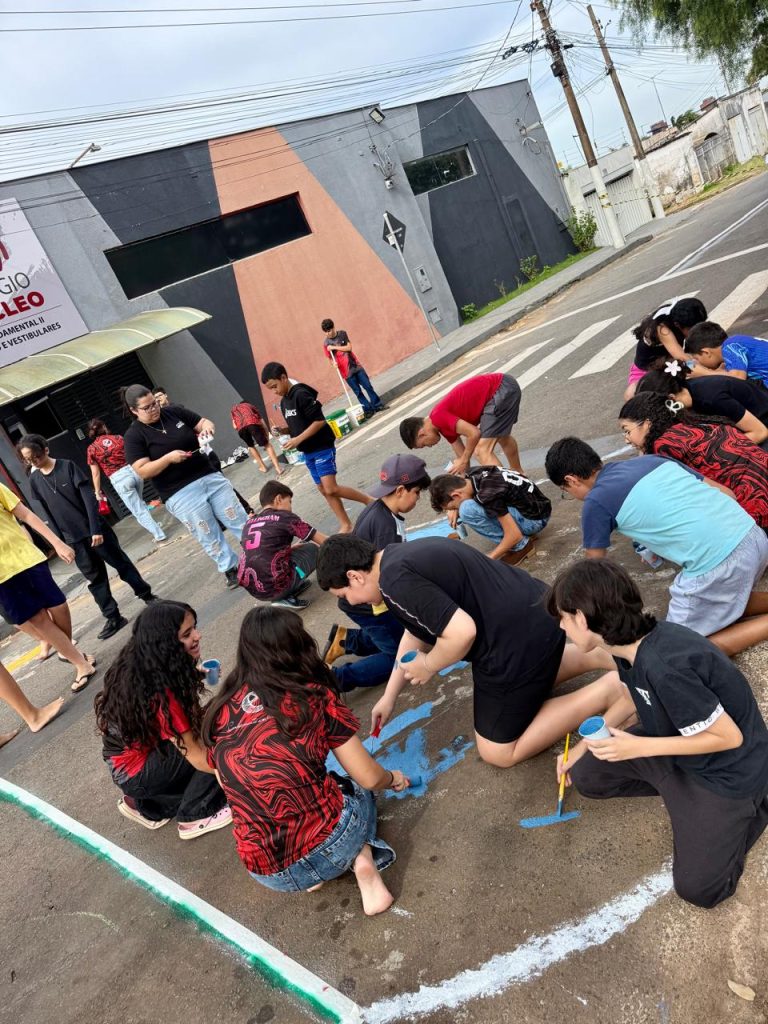 Alunos de colégio de Anápolis resgatam tradição e pintam rua para a Copa do Mundo