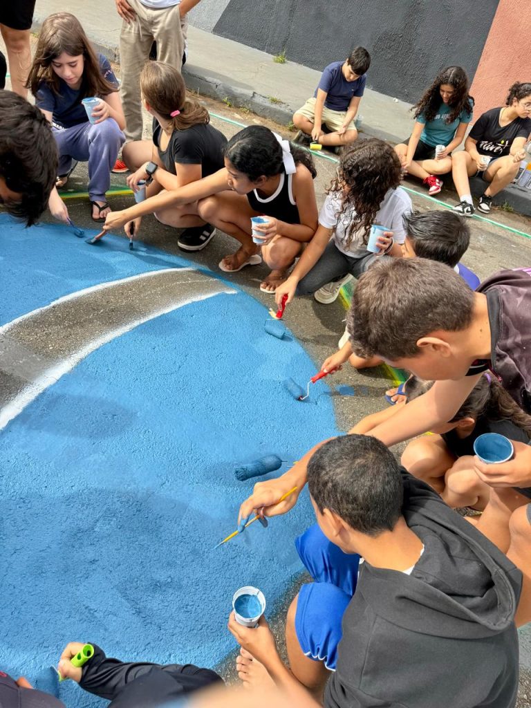 Alunos de colégio de Anápolis resgatam tradição e pintam rua para a Copa do Mundo