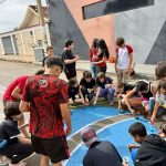 Alunos de colégio de Anápolis resgatam tradição e pintam rua para a Copa do Mundo