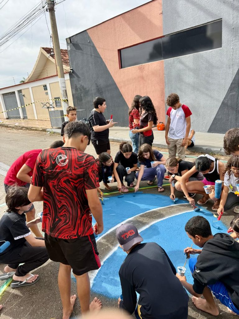 Alunos de colégio de Anápolis resgatam tradição e pintam rua para a Copa do Mundo