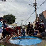 Alunos de colégio de Anápolis resgatam tradição e pintam rua para a Copa do Mundo