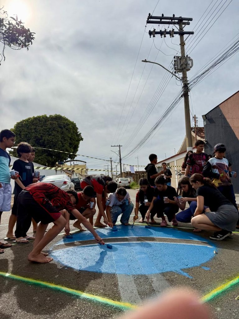 Alunos de colégio de Anápolis resgatam tradição e pintam rua para a Copa do Mundo
