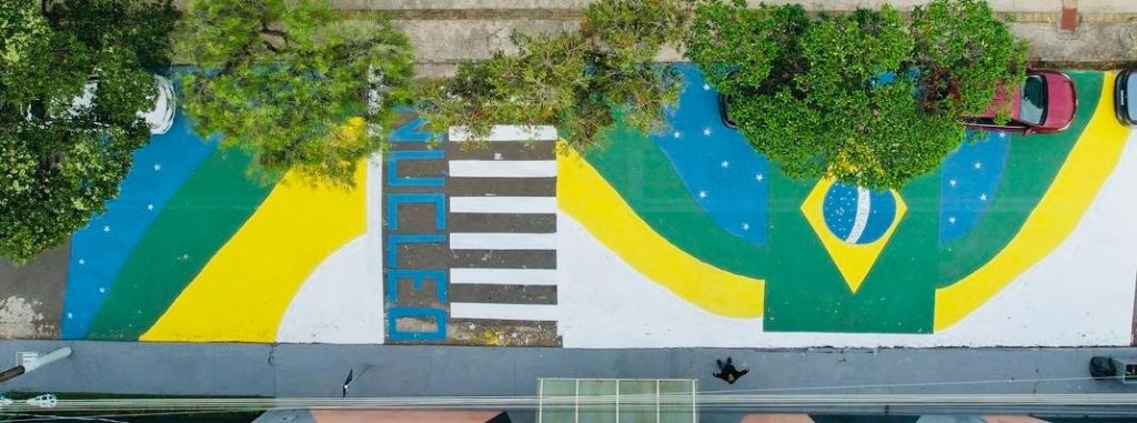 Alunos de colégio de Anápolis resgatam tradição e pintam rua para a Copa do Mundo