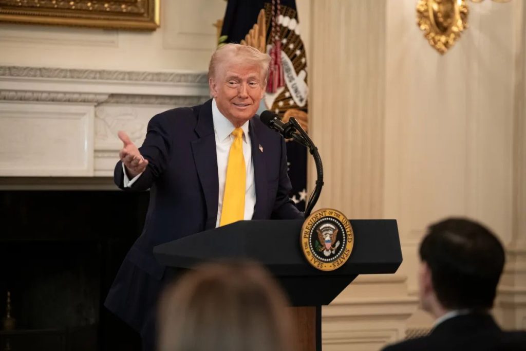 Câmara dos EUA aprova projeto que limitaria poderes de guerra de Trump