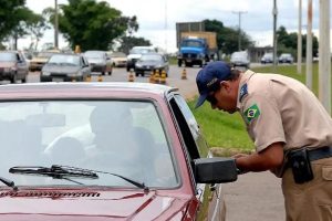Muitos motoristas estacionam por apenas cinco minutos em guia rebaixada sem saber o que diz o artigo 181 do CTB