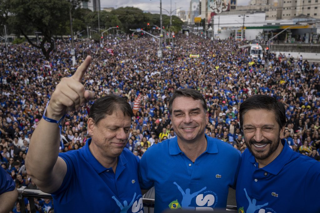 Flávio fala em 'guerra espiritual' na Marcha para Jesus e diz que 'mal vai ser expulso do governo'