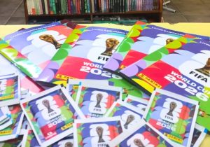 Troca de figurinhas para completar o álbum da Copa do Mundo movimenta colecionadores.