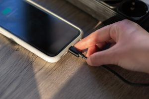 A forma de conectar o carregador do celular pode influenciar diretamente a durabilidade da bateria e dos componentes do aparelho