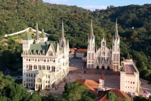 Não é na Europa: o destino brasileiro gratuito que parece ter saído de um conto de fadas