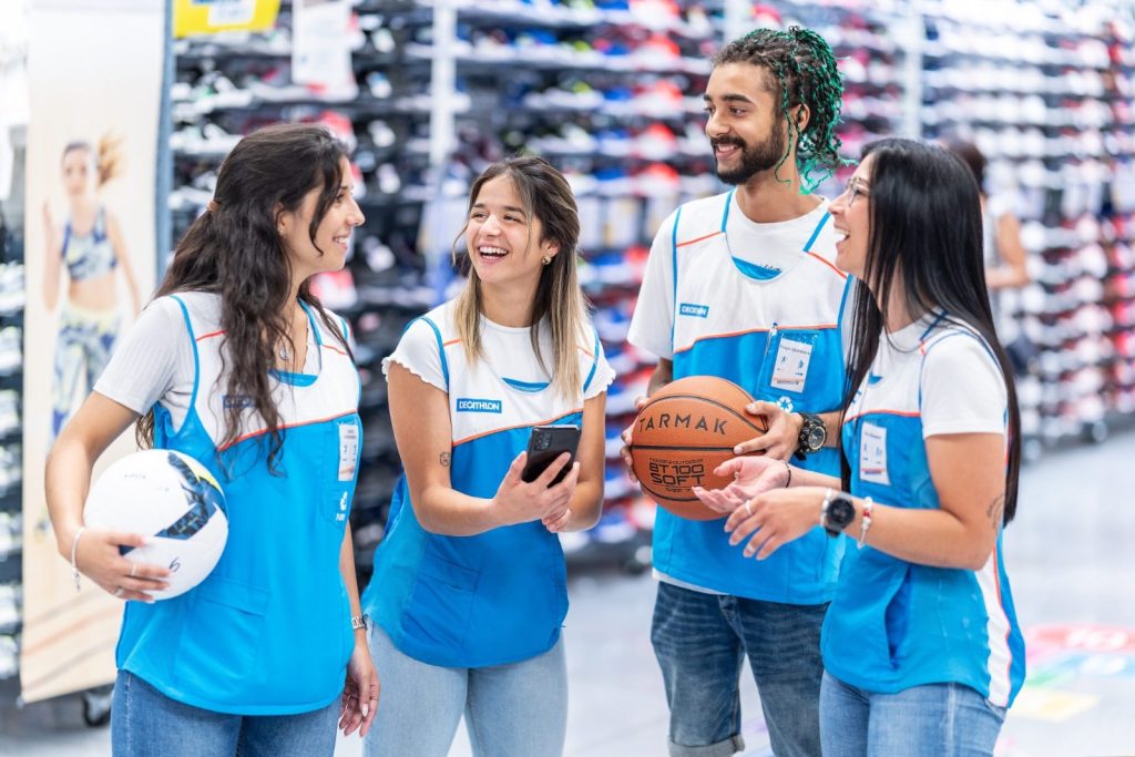Multinacional, Decathlon está contratando adolescentes e jovens com vários benefícios.