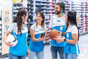 Multinacional, Decathlon está contratando adolescentes e jovens com vários benefícios.
