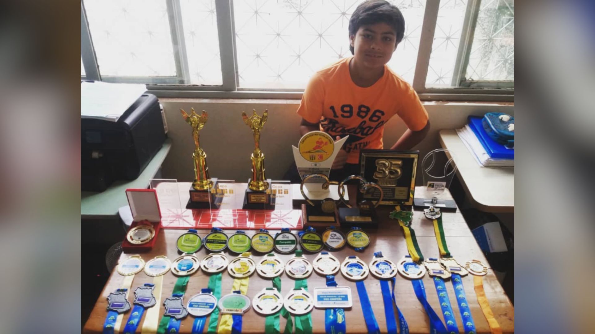 Tenista acumulou medalhas e troféus ainda durante a infância.