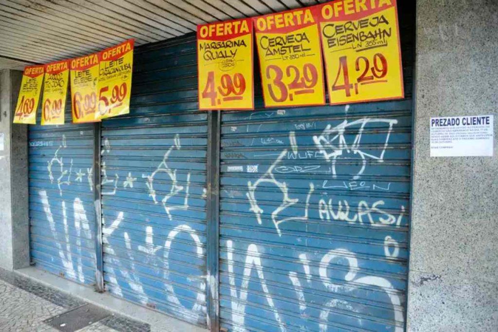 Supermercados são obrigados a fechar mais cedo aos domingos